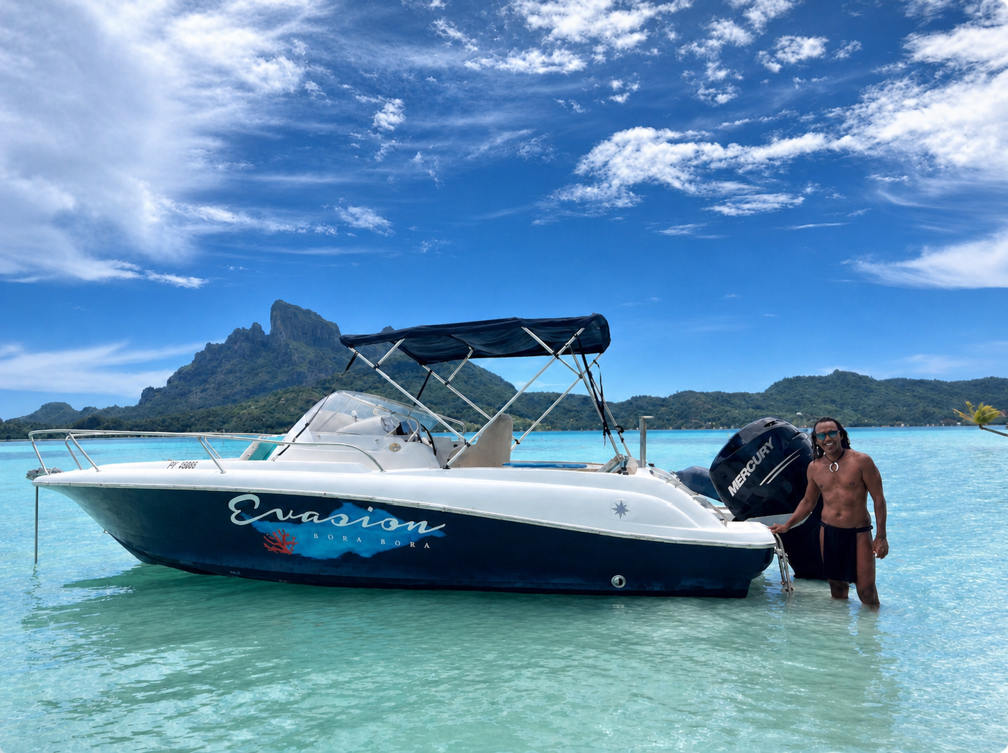 Le propriétaire d’Évasion Bora Bora avec son bateau sur le lagon